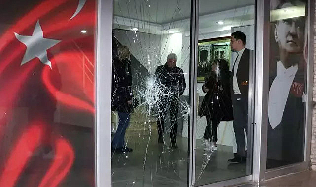 CHP'nin Antalya'daki il binasına taşlı saldırı