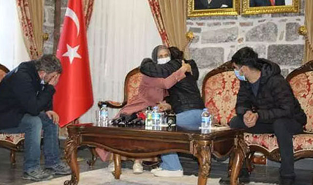 Diyarbakır'da evlat nöbetindeki bir anne daha çocuğuna kavuştu