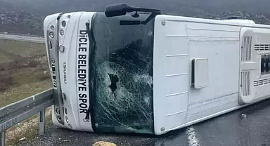 Futbolcuları taşıyan midibüs devrildi