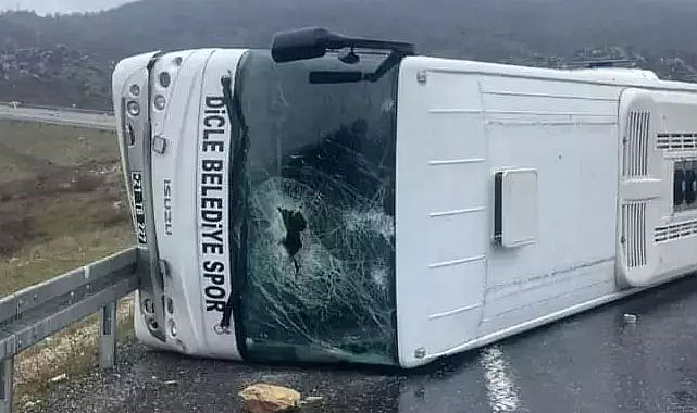 Futbolcuları taşıyan midibüs devrildi