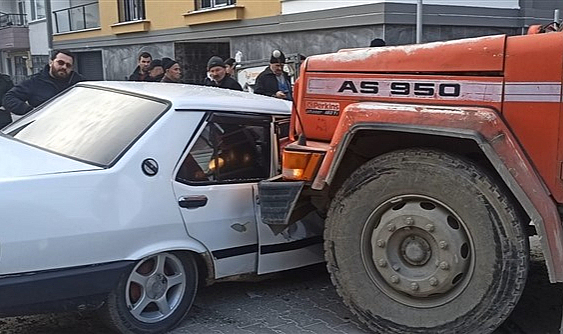 Hafriyat kamyonu ile otomobil çarpıştı