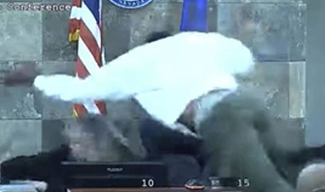 Hakime uçarak saldıran sanığın cezası belli oldu