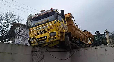 Kamyon duvarın üzerinde asılı kaldı