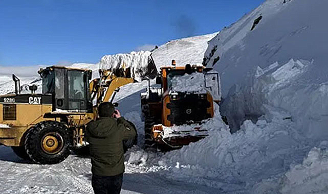 Kara yoluna çığ düştü! Ekipler seferber oldu