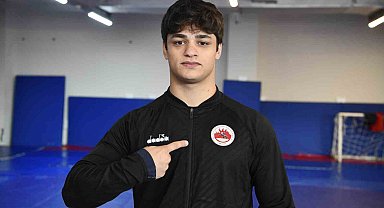 Milli güreşçi Alperen Berber'den gümüş madalya