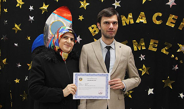 Otizmli Kerem başarı belgesini annesinden aldı