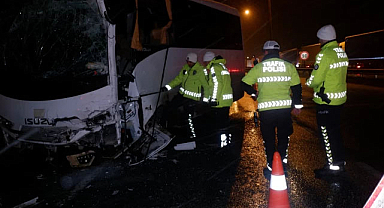 Polis servis aracı ile otobüs çarpıştı! Çok sayıda yaralı