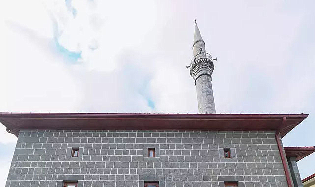 Rize'de dün ibadete açılan camiye bugün yıldırım düştü