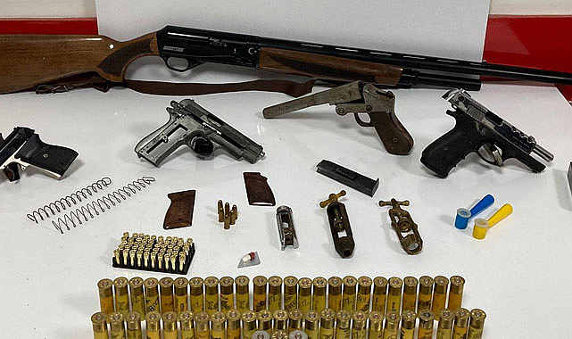 Salıpazarı'nda 5 silah ve uyuşturucu hap ele geçirildi