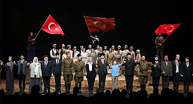 Samsun'da 'Cumhuriyete Doğru' oyunu büyük ilgi gördü