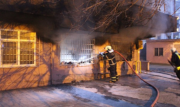 Samsun'da ev yandı 4 kişi dumandan zahirlendi