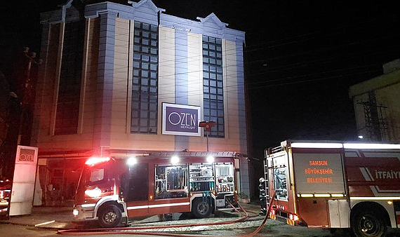 Samsun'da mefruşat mağazasının çatısı yandı