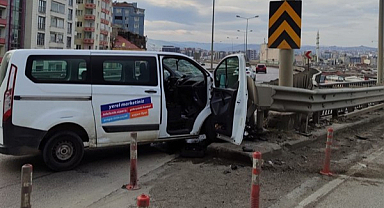 Samsun'da minibüs bariyere çarptı
