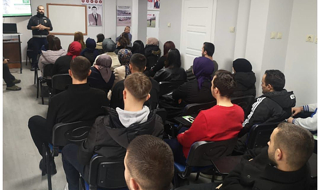 Samsun'da Narkorehber polisleri öğrencileri uyuşturucuya karşı bilgilendirdi