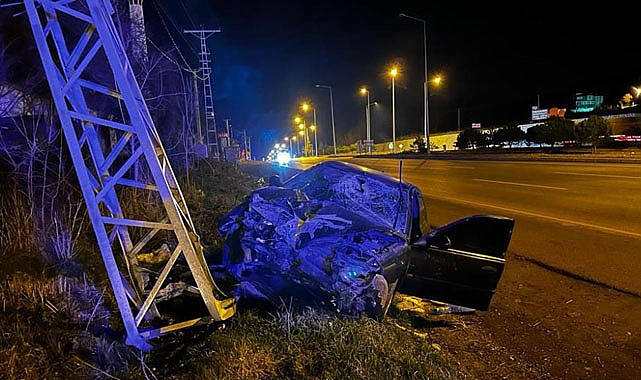 Samsun'da otomobil elektrik direğine çarptı