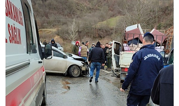 Samsun'da otomobil ile kamyonet çarpıştı