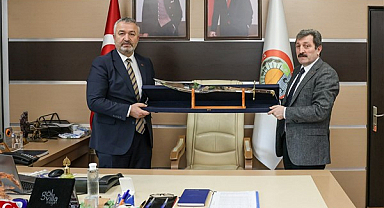 Samsun Valisi Orhan Tavlı'ya kılıç hediyesi  