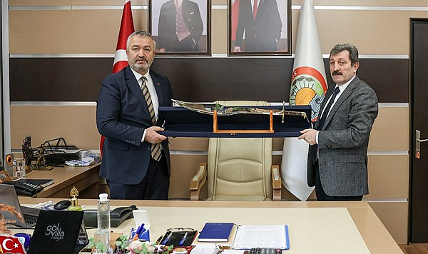 Samsun Valisi Orhan Tavlı'ya kılıç hediyesi  