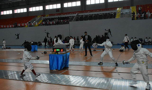 Samsunlu eskrimciler Trabzon'da mücadele etti