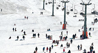Tatilciler Akdağ Kayak Merkezi’ni doldurdu