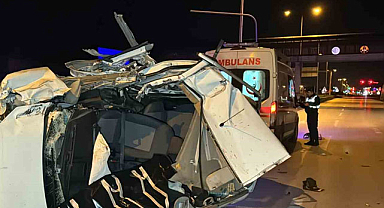 Tıra çarpan araç hurda yığınına döndü