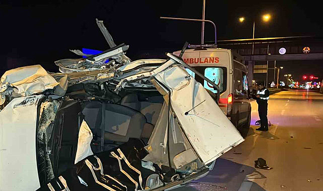 Tıra çarpan araç hurda yığınına döndü