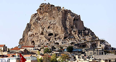 Uçhisar Kalesi 300 bin turistle parlıyor!