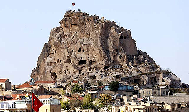 Uçhisar Kalesi 300 bin turistle parlıyor!