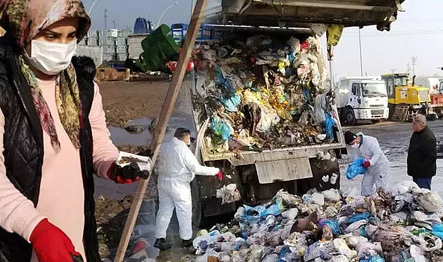 Yanlışlıkla çöpe atılan altınları kurtarmak için yardım istediler