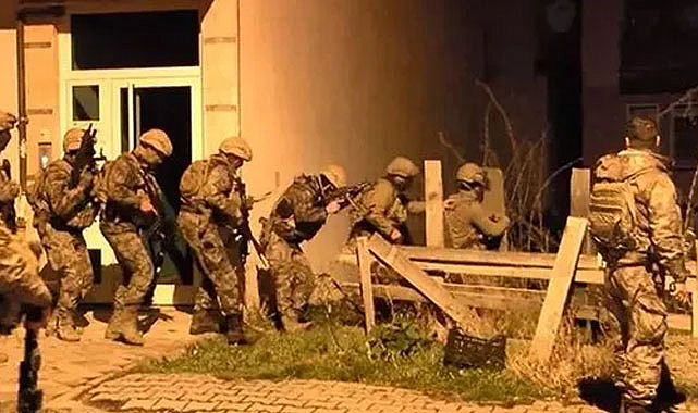 7 yaşındaki oğlunu silahla rehin aldı