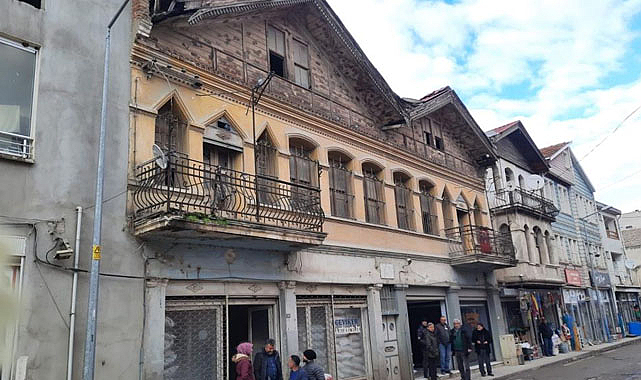 Alaçam’ın tarihi konakları yıkılmaya yüz tuttu!