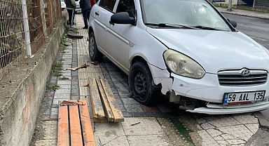 Bankta oturan vatandaşa otomobil çarptı