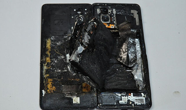 Cep telefonu bomba gibi patladı