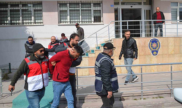 Evinde satırla öldürülen adamı damadı öldürmüş