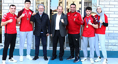 Feyzullah Dereci başarılı boksörleri ağırladı