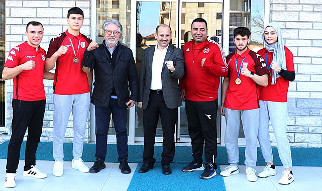 Feyzullah Dereci başarılı boksörleri ağırladı