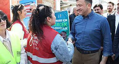 Hamza Dağ ile CHP broşörü dağıtan gençler arasında gülümseten diyalog