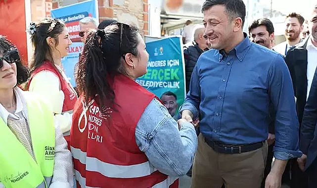 Hamza Dağ ile CHP broşörü dağıtan gençler arasında gülümseten diyalog