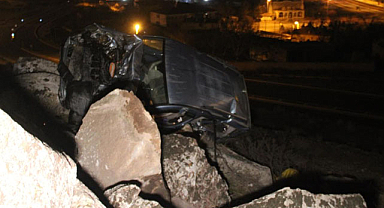 Kayseri’de araç kayalıklarda asılı kaldı