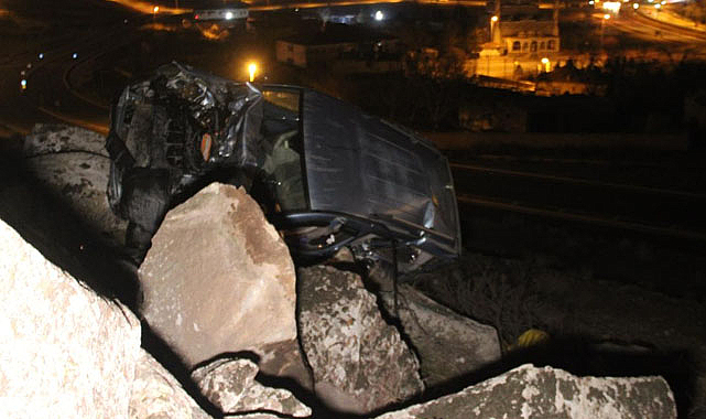 Kayseri’de araç kayalıklarda asılı kaldı