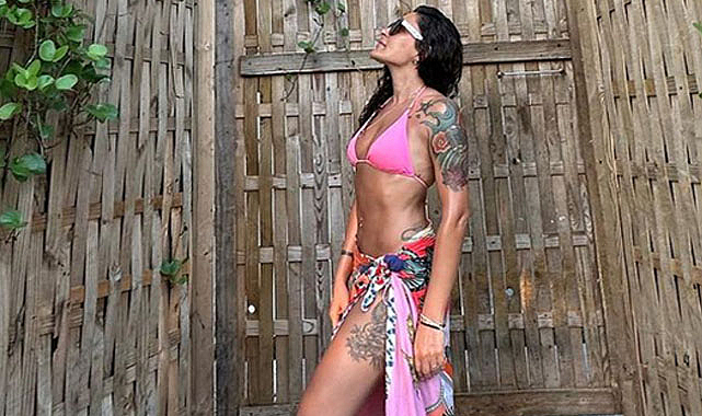 Melek Mosso Maldivlerde tatilde