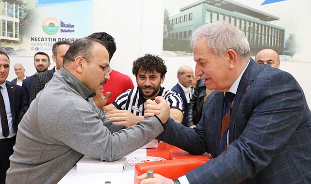 Necattin Demirtaş sporcular ile bilek güreşine tutuldu