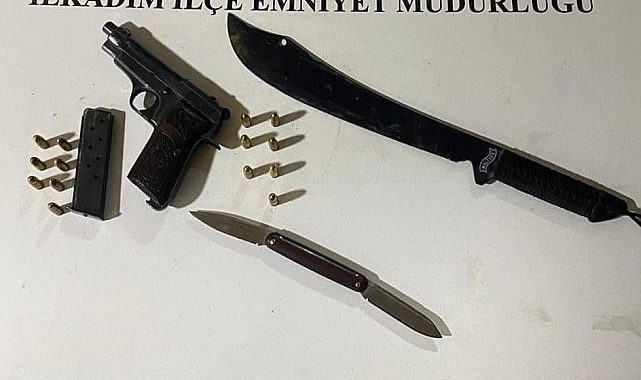 Polis kontrol noktasında silah ve bıçak operasyonu