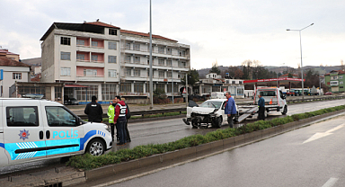 Samsun'da bariyere çarpan otomobildeki 3 kişi yaralandı