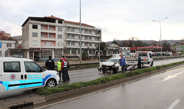 Samsun'da bariyere çarpan otomobildeki 3 kişi yaralandı