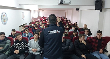 Samsun’da lise öğrencileri ‘dijital tehlikelere’ karşı bilgilendirdi   