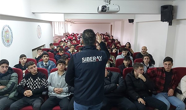 Samsun’da lise öğrencileri ‘dijital tehlikelere’ karşı bilgilendirdi   