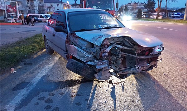 Samsun'da TIR'a çarpan otomobilin sürücüsü yaralandı