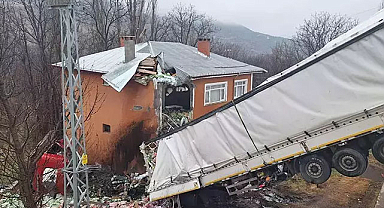 Sivas'ta aynı evin üzerine bu kez tır uçtu