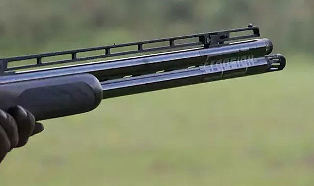 Yanağından makas alanı vurdu